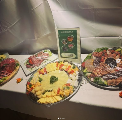 Ein Buffet mit verschiedenen Platten aus Fleisch, Käse, Obst und Gemüse dekoriert.
